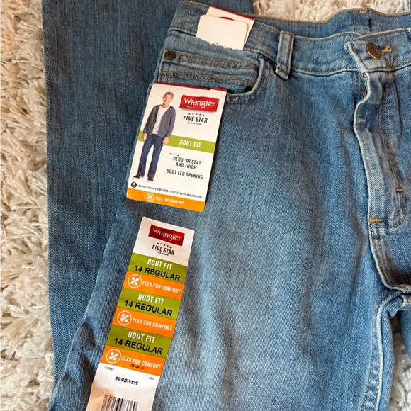 Wrangler Men's Relaxed Fit Light Blue Jeans - Picture 3 of 7